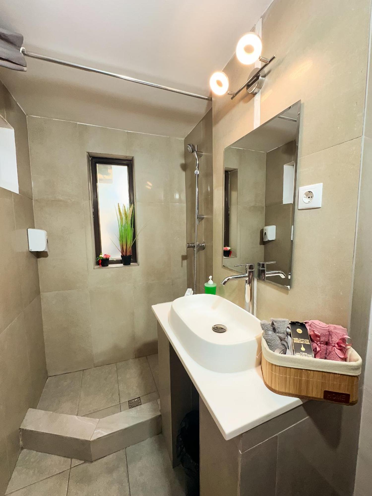 Venus Central Lux Studio Craiova Exterior photo